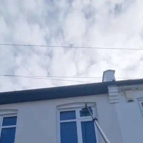 Streak-free window cleaning with a water-fed pole